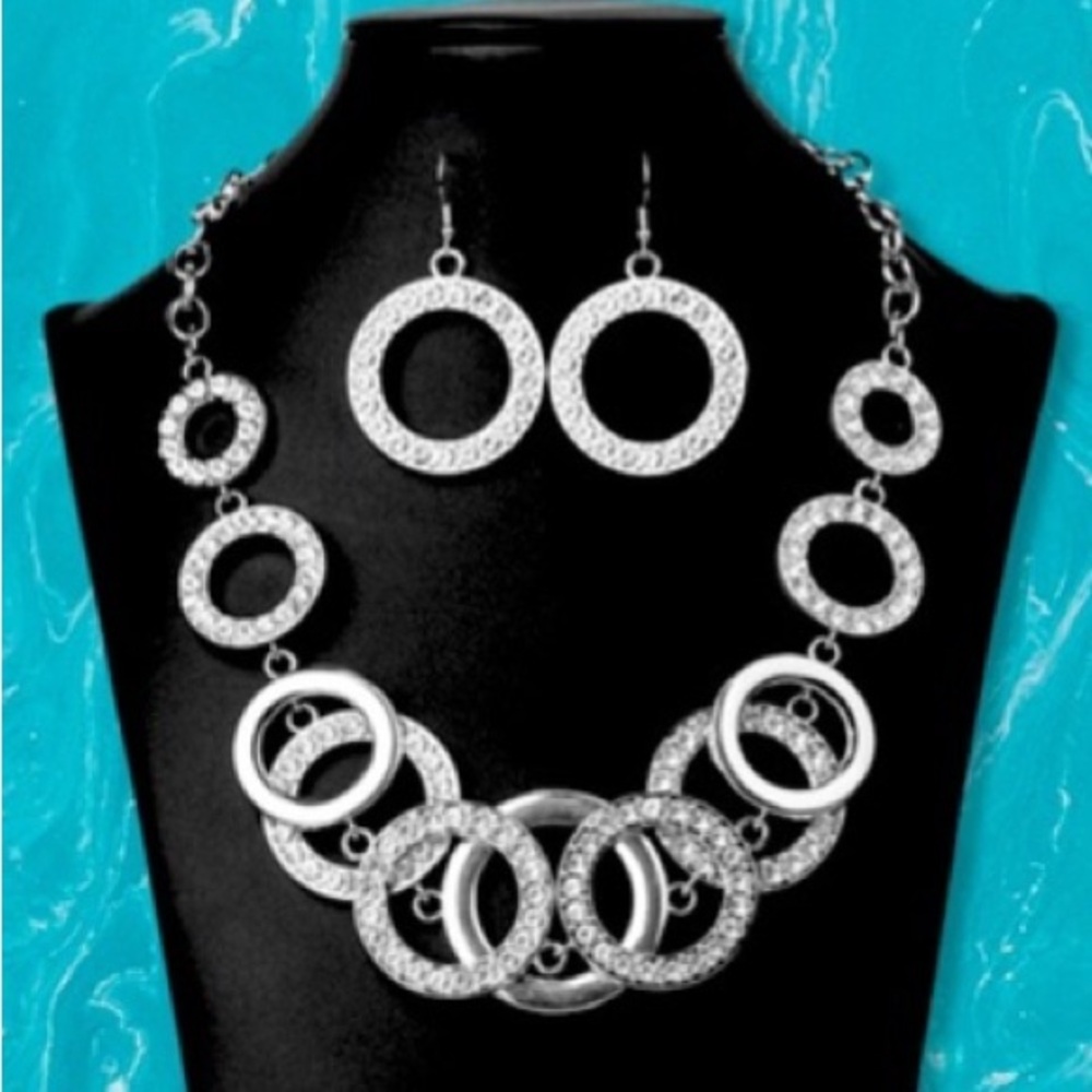 +*SOLD*+
Paparazzi Zi Collection “Kaila” Vintage Necklace Set